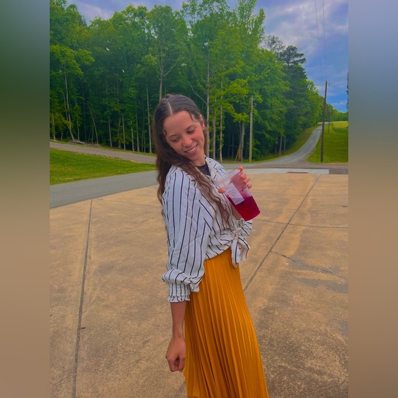 Meet your Posher, Laura - Picture 2 of 5